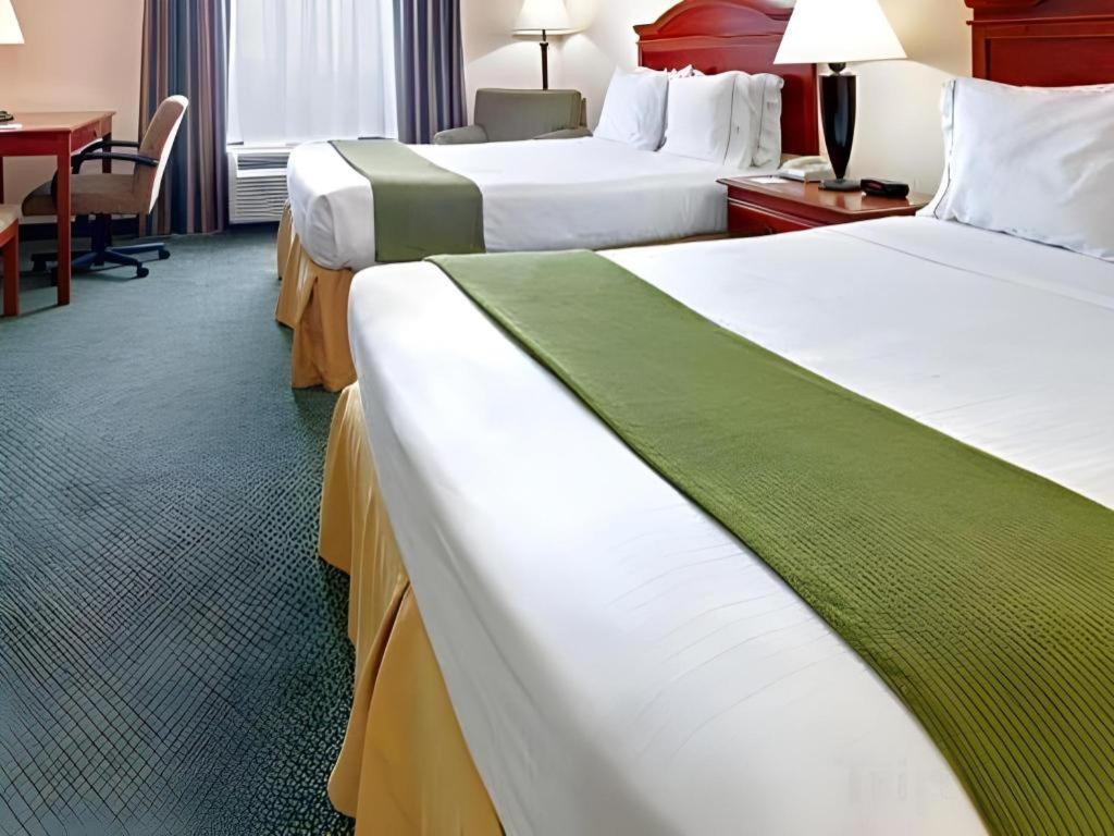 Holiday Inn Express Hotel & Suites Cleveland - Ms By Ihg Exterior foto